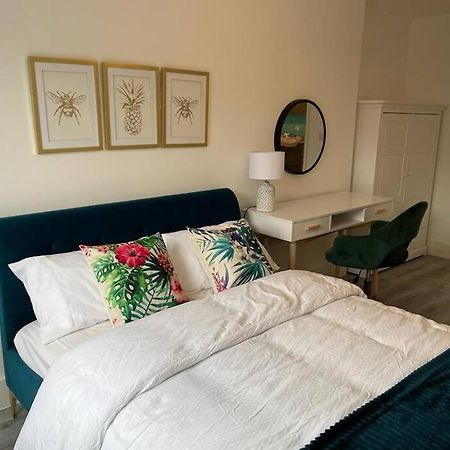 Stunning And Spacious 2Bed Flat In Central Woking Kültér fotó
