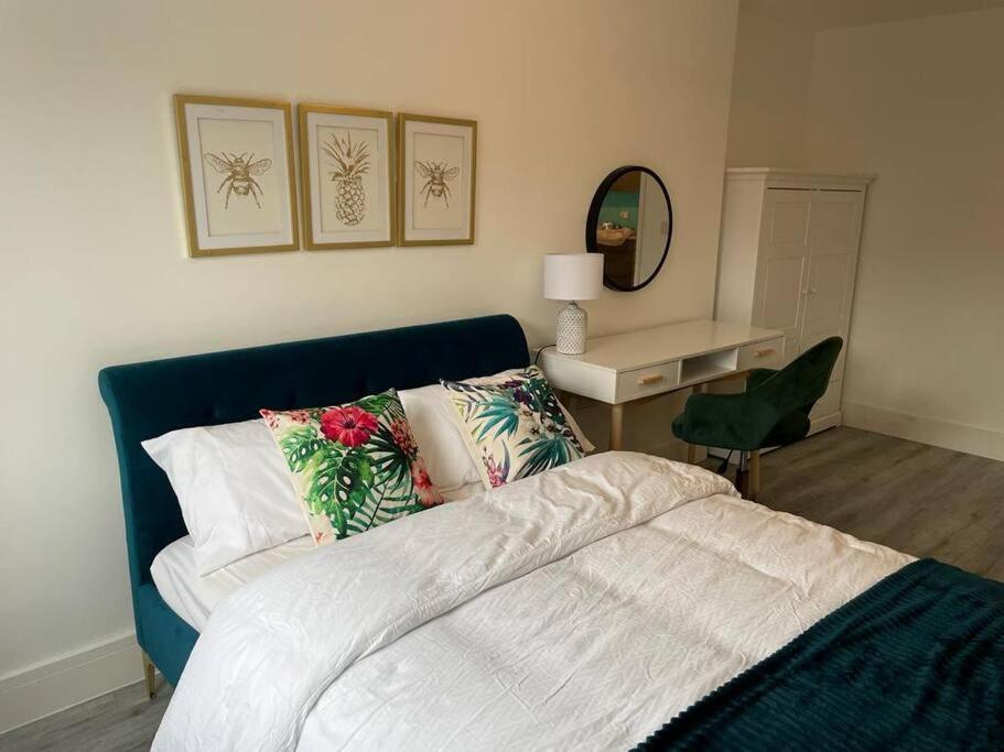 Stunning And Spacious 2Bed Flat In Central Woking Kültér fotó