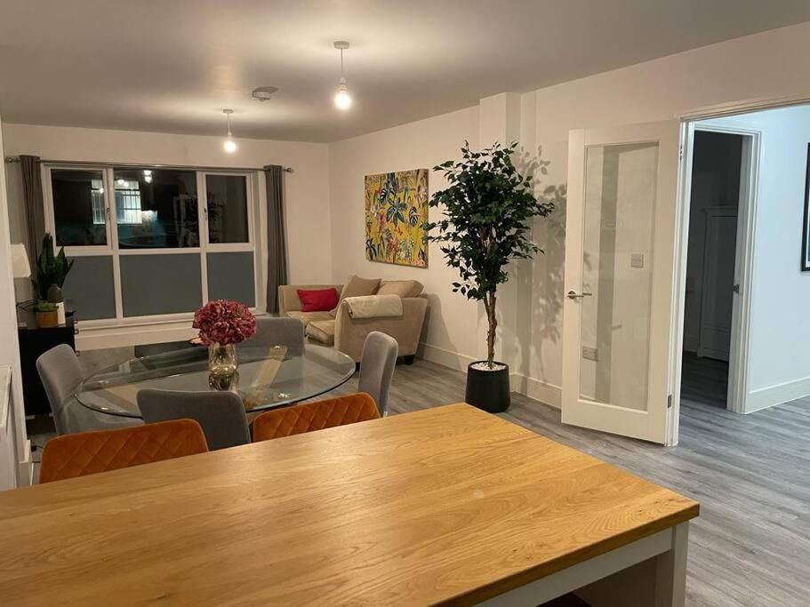 Stunning And Spacious 2Bed Flat In Central Woking Kültér fotó