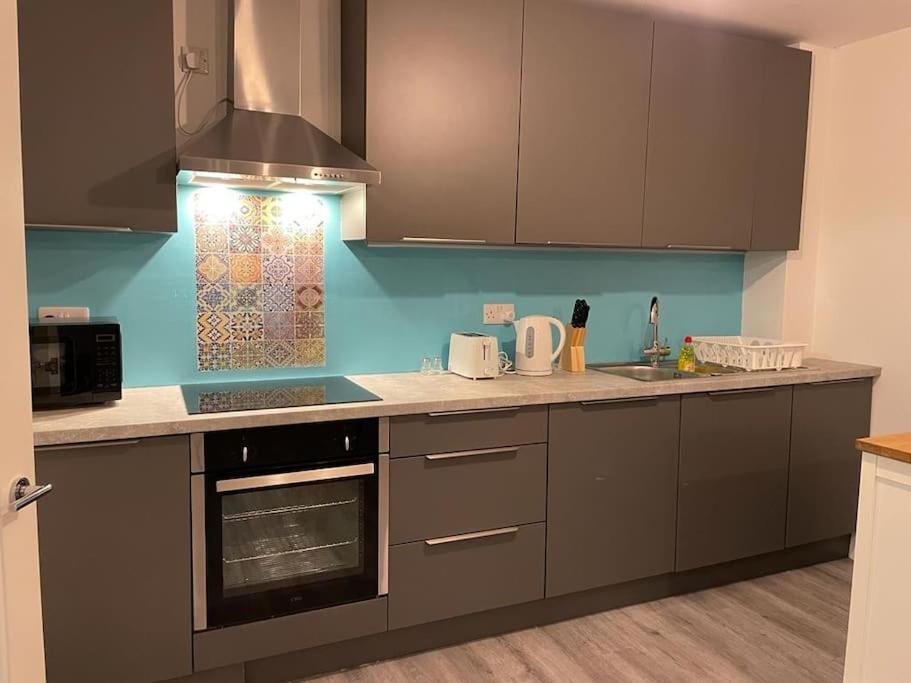 Stunning And Spacious 2Bed Flat In Central Woking Kültér fotó