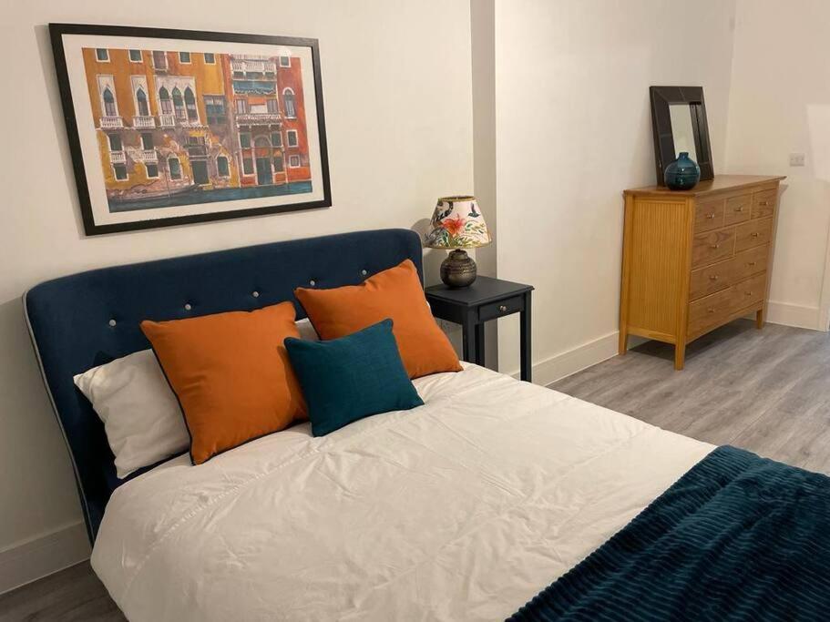 Stunning And Spacious 2Bed Flat In Central Woking Kültér fotó