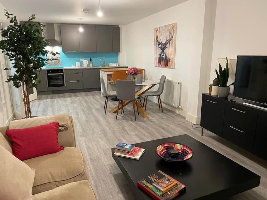 Stunning And Spacious 2Bed Flat In Central Woking Kültér fotó