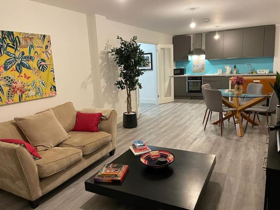 Stunning And Spacious 2Bed Flat In Central Woking Kültér fotó