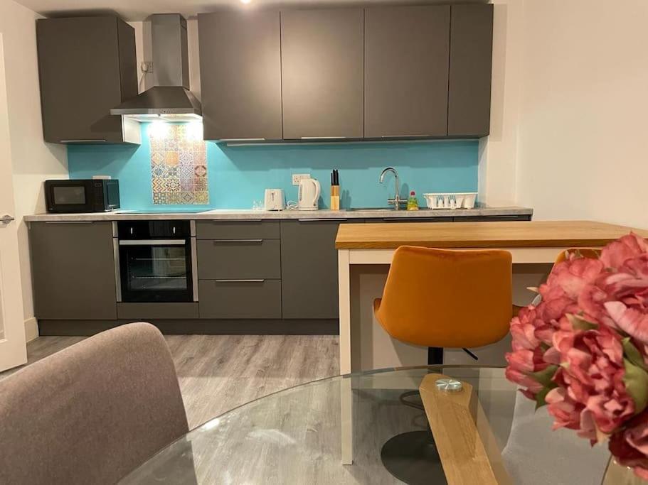 Stunning And Spacious 2Bed Flat In Central Woking Kültér fotó