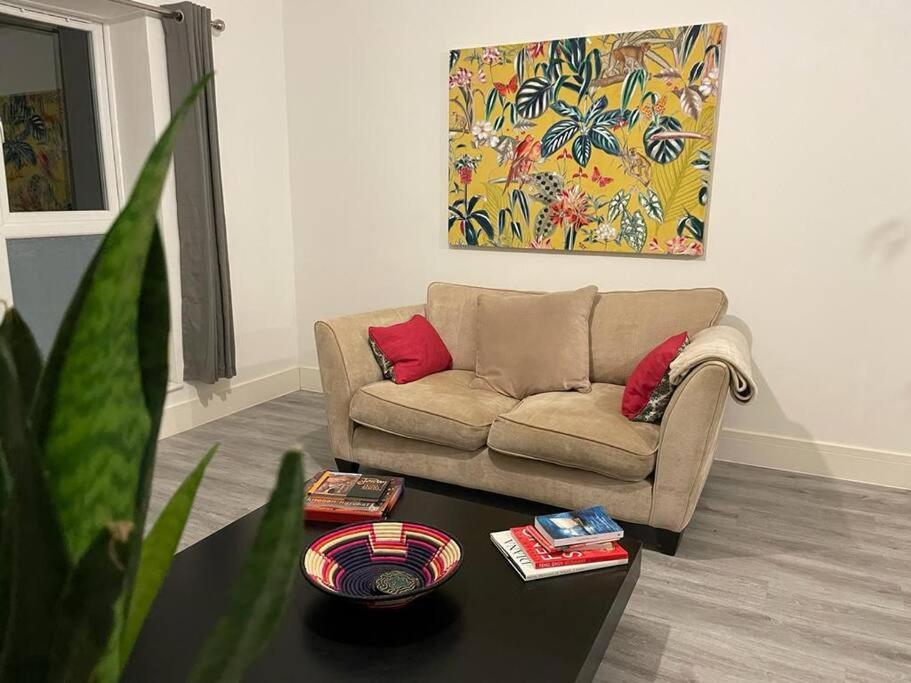 Stunning And Spacious 2Bed Flat In Central Woking Kültér fotó
