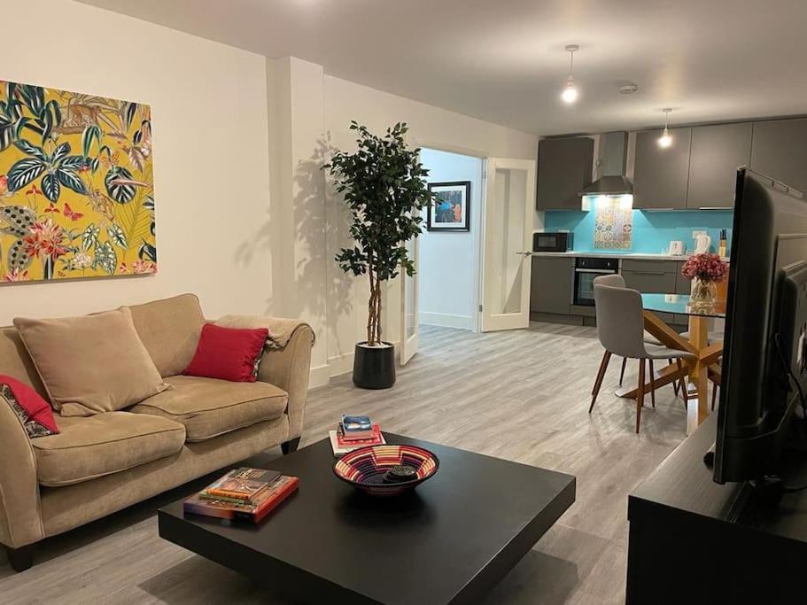 Stunning And Spacious 2Bed Flat In Central Woking Kültér fotó