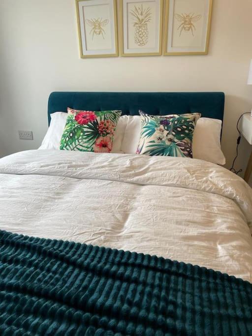 Stunning And Spacious 2Bed Flat In Central Woking Kültér fotó